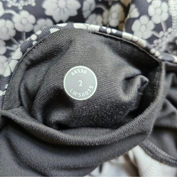 Lululemon 🔥Wunder Under Twiggy Nimbus Floral Leggings EUC size 2 full length - Picture 10 of 10